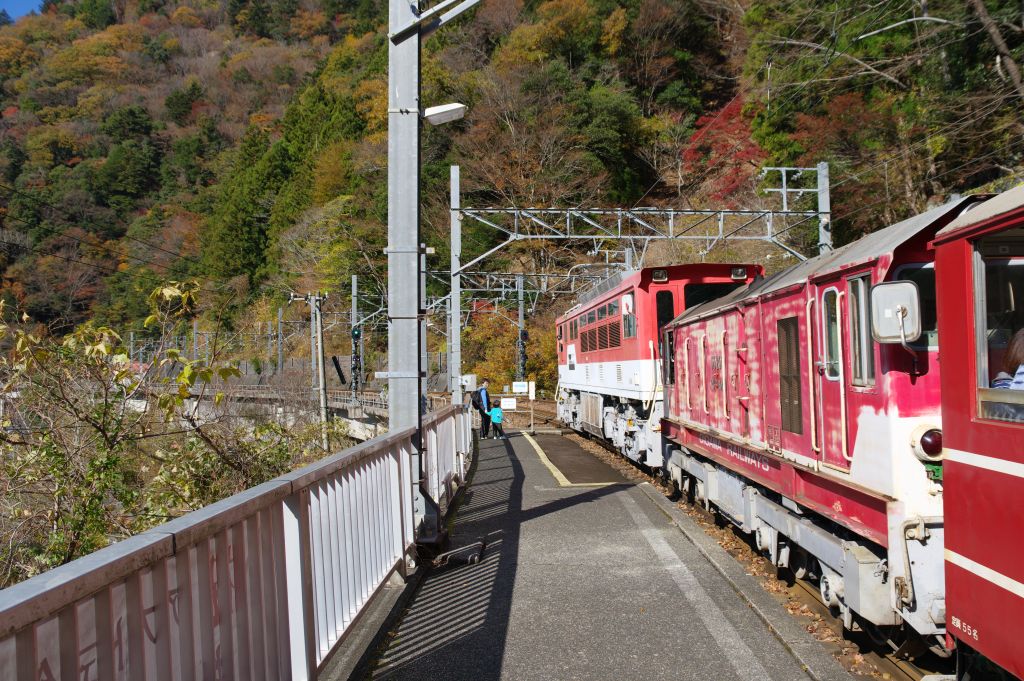 長島ダム駅・2つの機関車