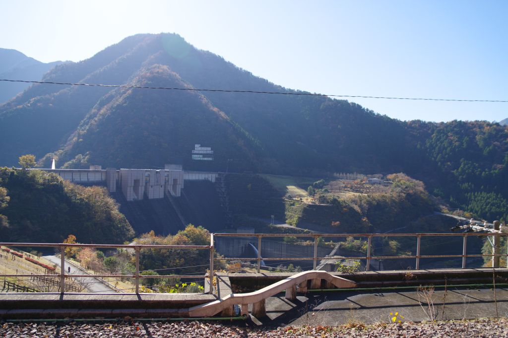 長島ダム駅・ダム側が見える