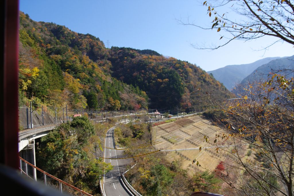 長島ダム駅・後方の景色・カーブする線路