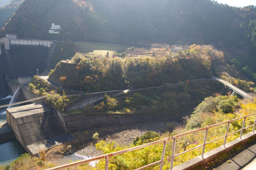 長島ダム駅・ダムの下は高さがある
