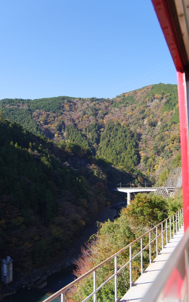 長島ダム駅・急勾配を下る
