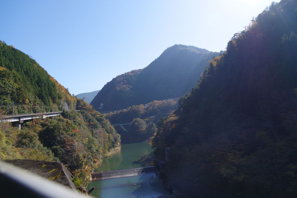 長島ダム駅・橋から後方の渓谷を振り返る