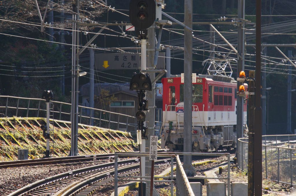 アプトいちしろ駅・アプト式機関車が離れる