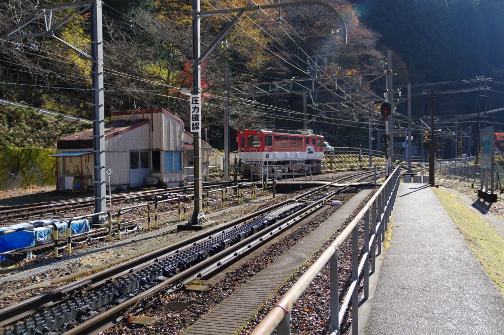 アプトいちしろ駅・アプト式機関車とラックレール終端部
