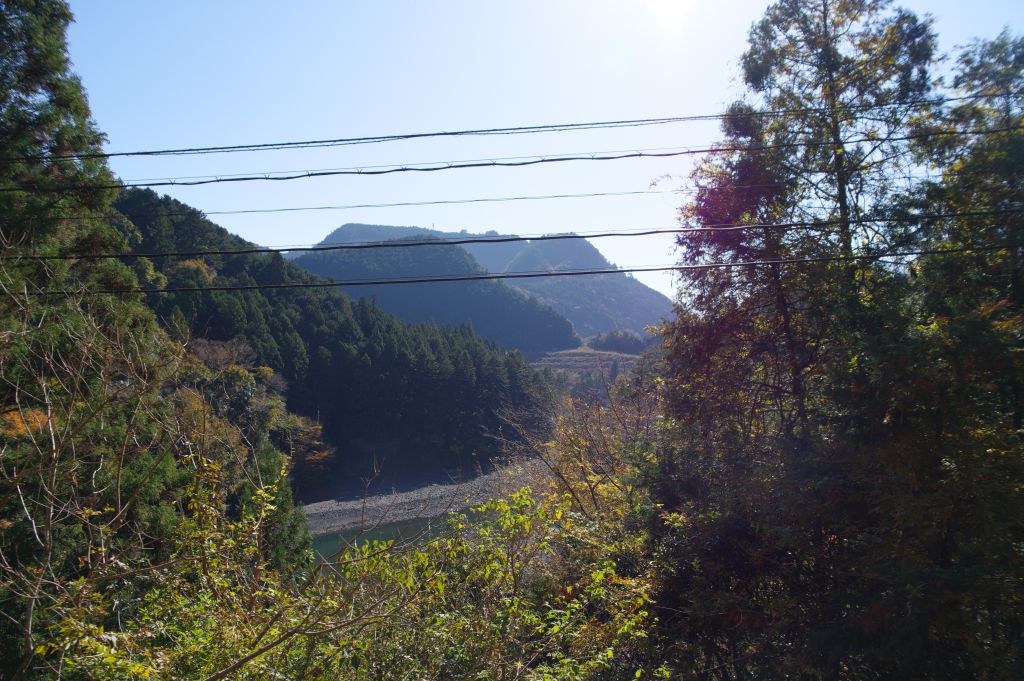 井川線・木々の切れ間の川と山