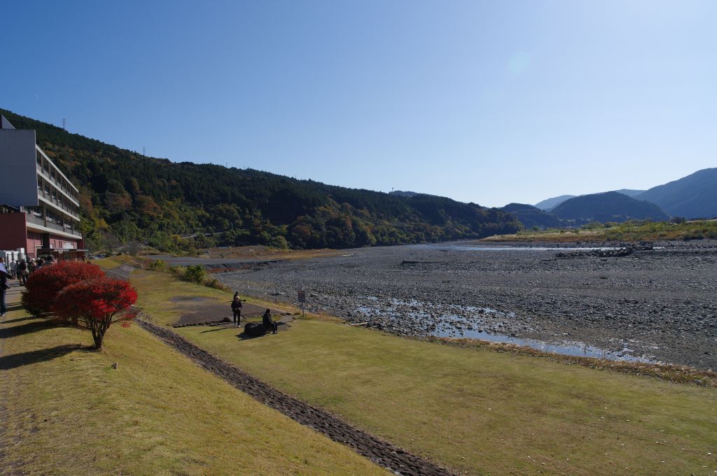 川根温泉・川沿い下流方向