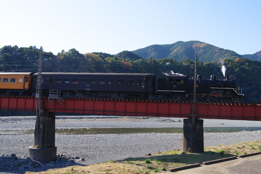 大井川第一橋梁を渡るSLと客車