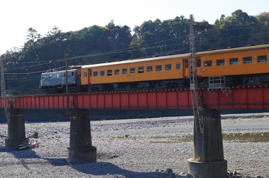 大井川第一橋梁を渡るSL列車と客車とEL