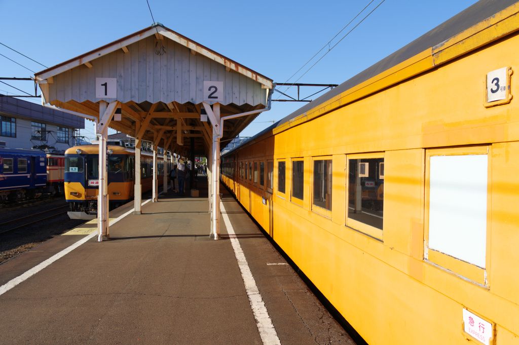 新金谷駅・客車とホーム