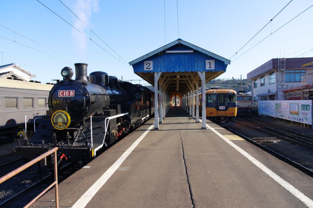 新金谷駅・ホームのSLと電車