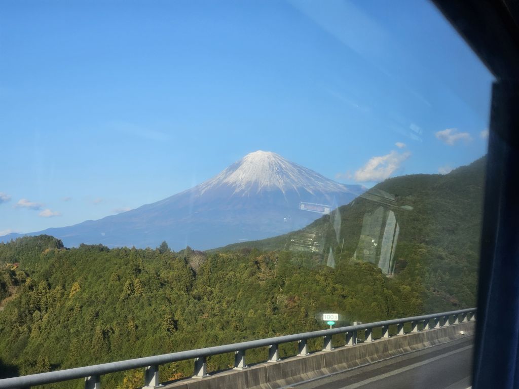 新東名・富士山と山並