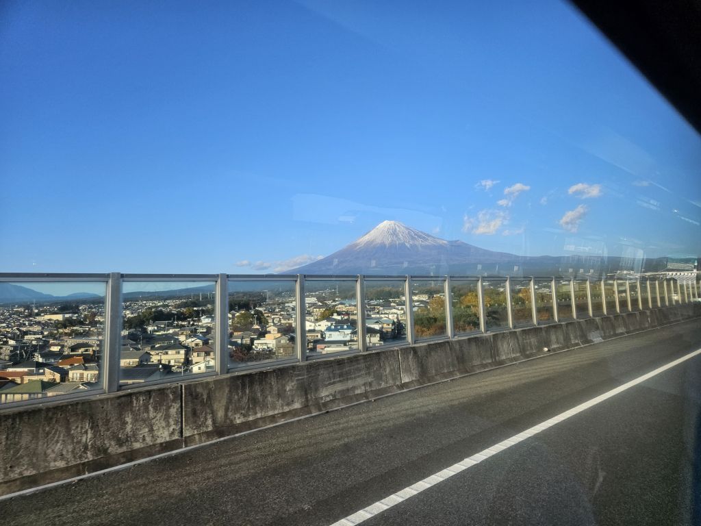 新東名・富士山と広い空間