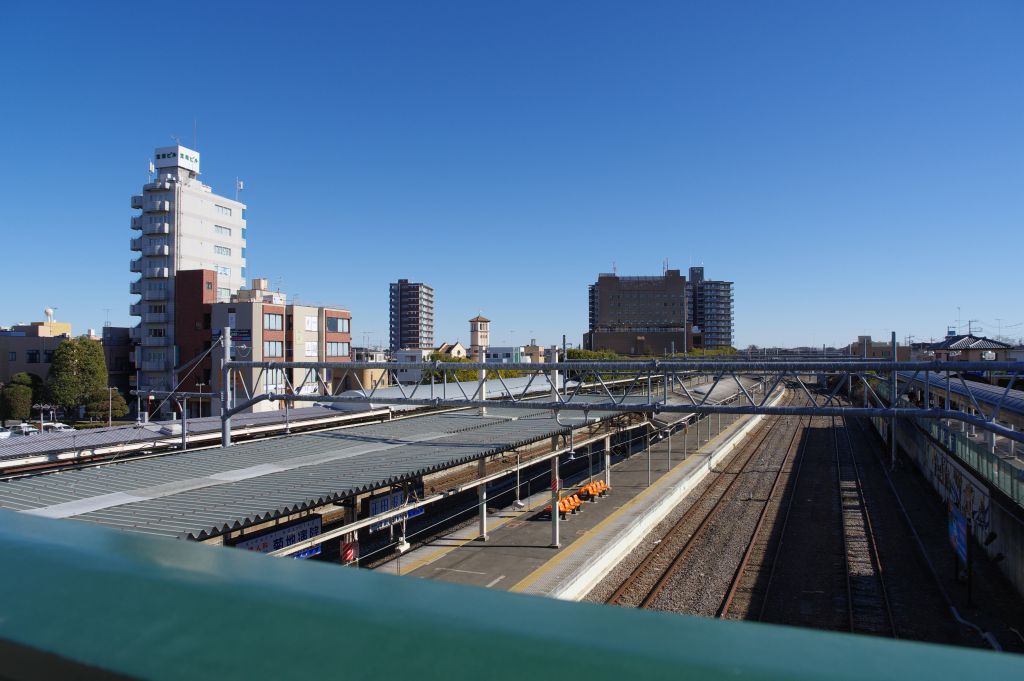 深谷駅・駅舎正面デッキからのホーム