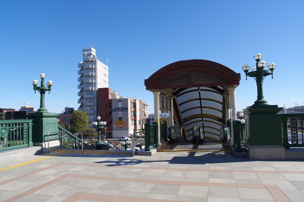 深谷駅・駅舎正面の北口側階段