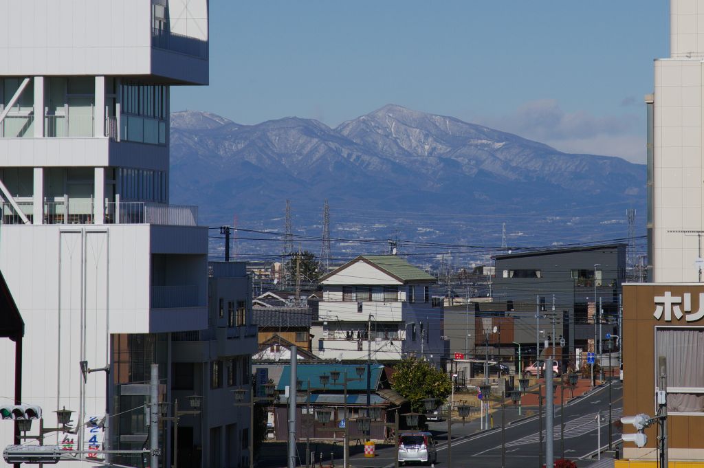 深谷駅・駅舎正面からの山の眺望ズーム