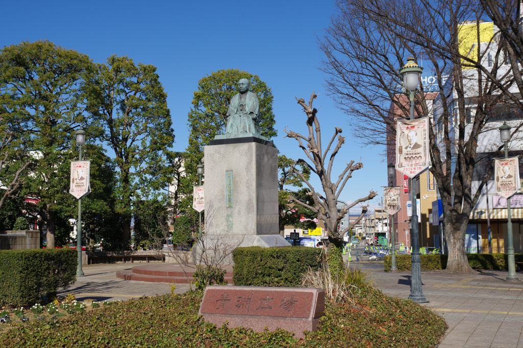 深谷駅・北口のロータリー中央の公園