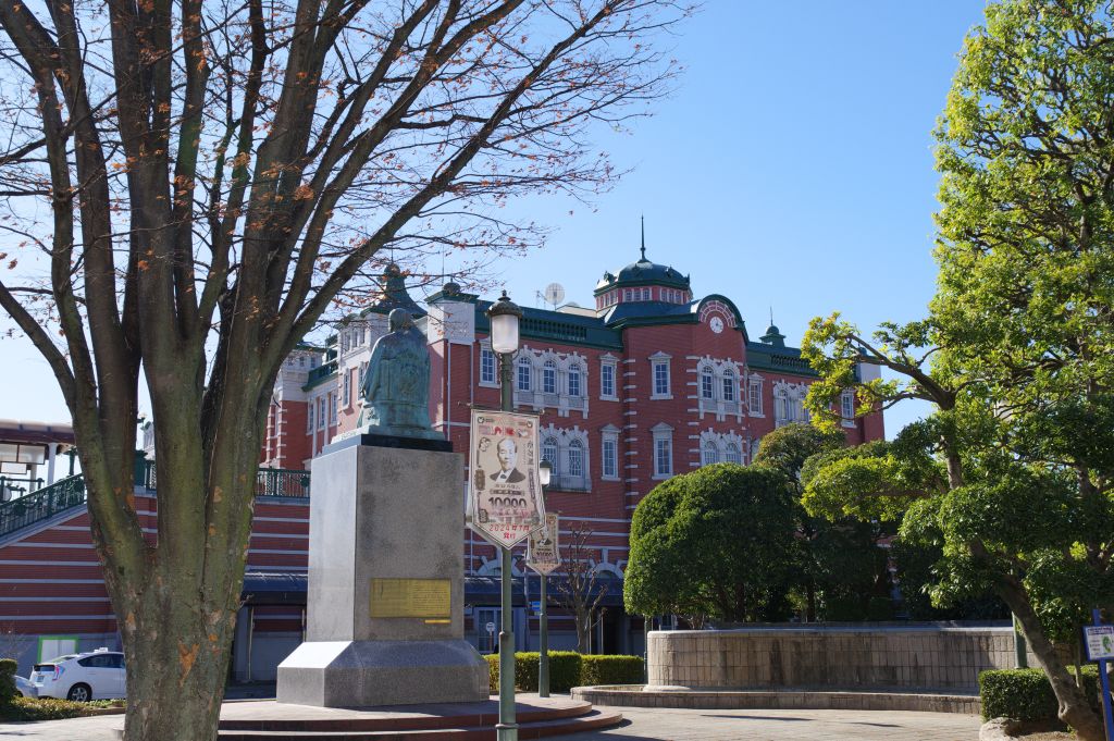 深谷駅・北口の駅舎と渋沢栄一像