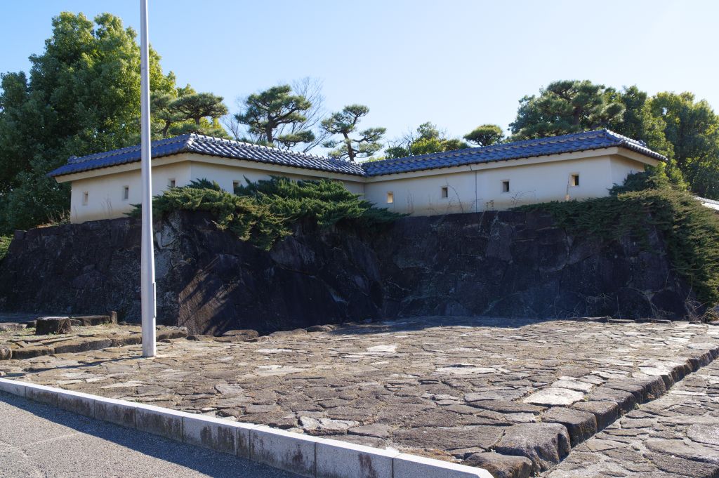深谷城址公園・西側入口の石垣と塀