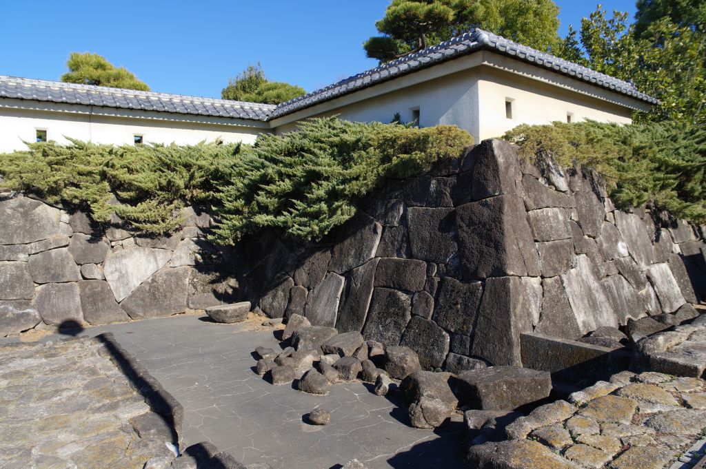 深谷城址公園・西側入口の石垣と塀