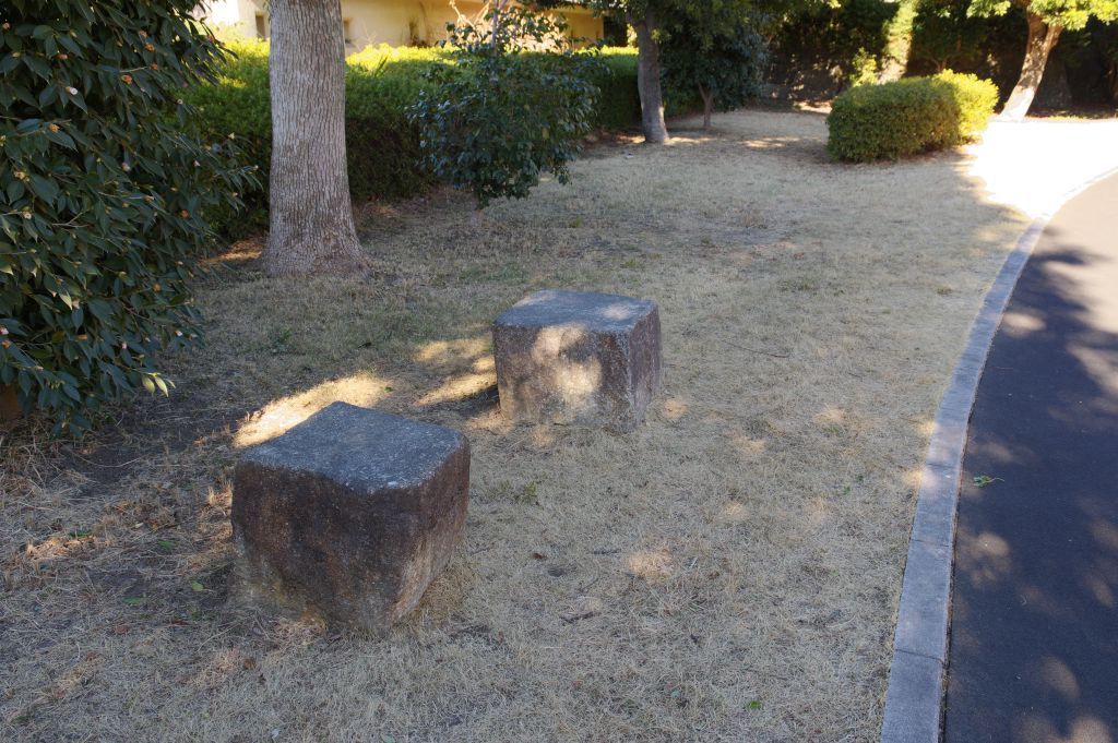 深谷城址公園・西側の散策路と石