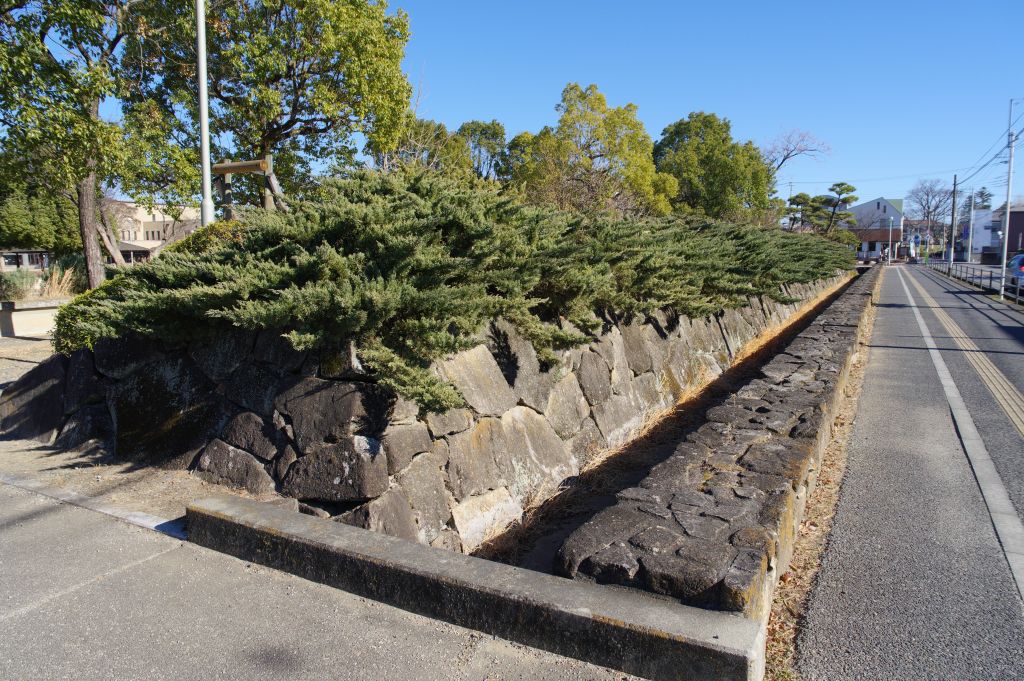 深谷城址公園・南側の石垣と溝