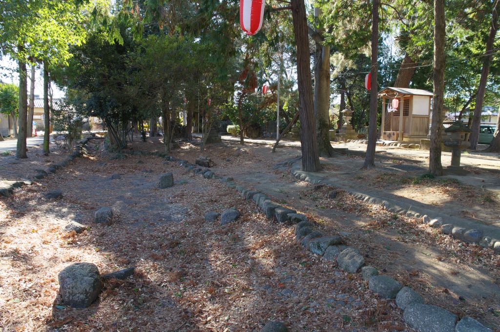 深谷城址・冨士浅間神社・社殿脇の外濠跡
