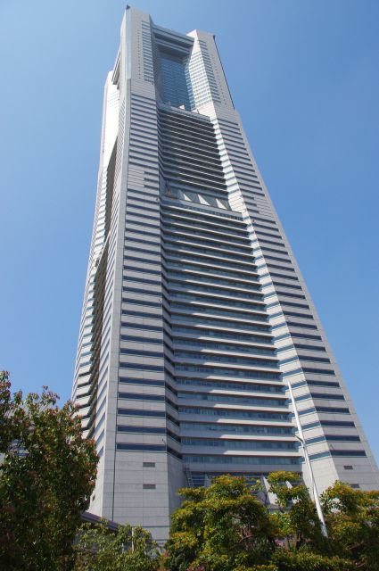 そびえ立つ横浜ランドマークタワー。