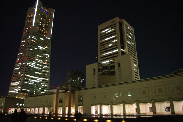 美術館越しにランドマークタワーと三菱重工ビル。横浜銀行本社ビルも少し見える。