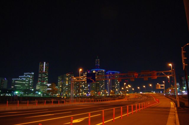 横浜市中央卸売市場前の夜景の写真ページ
