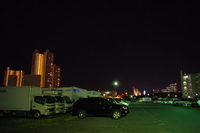 住宅街を抜け神奈川台場跡付近の駐車場にはトラックが並ぶ。