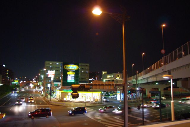 神奈川二丁目の交差点。第一京浜と首都高速神奈川１号横羽線があり、上下とも交通量が多い。