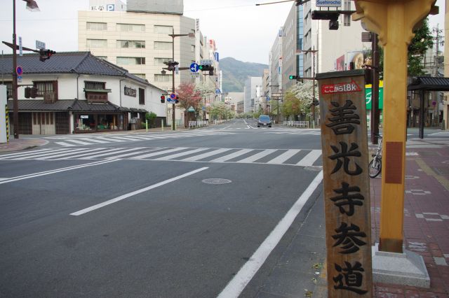 朝の長野駅前。善光寺への道は「善光寺参道」という名前がついていました。