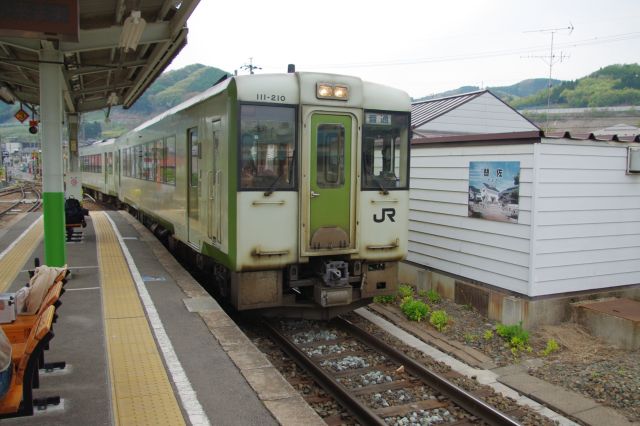 先に反対側の列車が。一路東京へ。長野から100分で東京という便利な時代です。