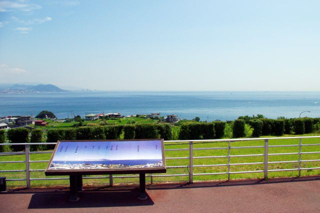北西側の眺め。広大な海、山の右奥には神戸市街。