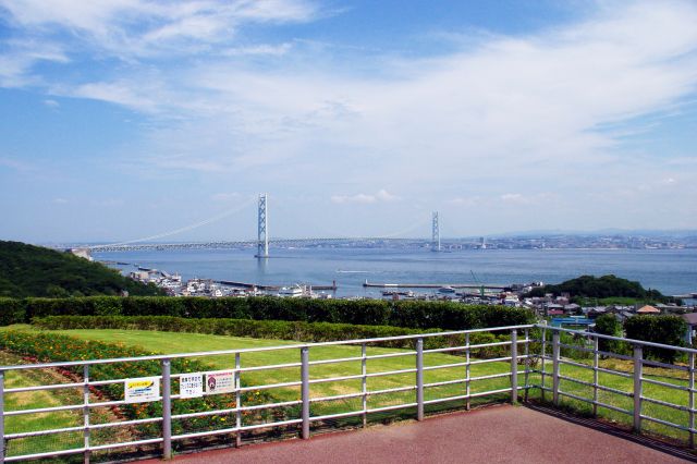 北側は大きな明石海峡大橋を見渡すことができます。海岸には漁港。