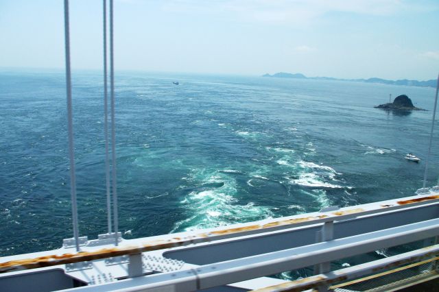 淡路島を縦断し、徳島へと渡る鳴門大橋を通過中。ちょうど名物の渦潮が見えるタイミングでした。