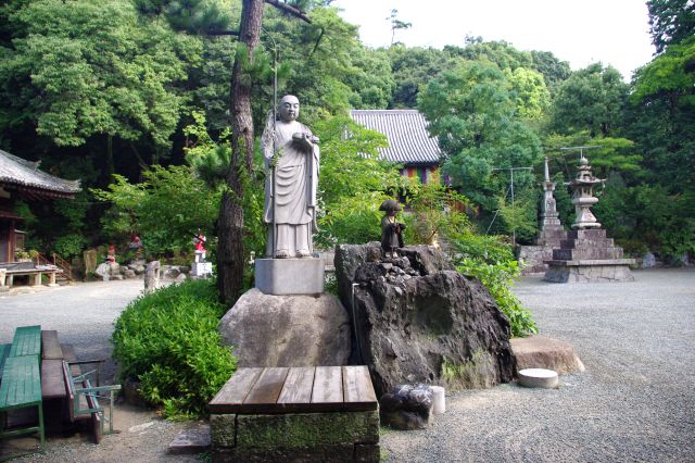 境内広場にある弘法大師像。