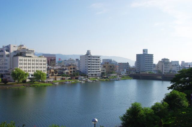 高知にて宿泊。鏡川の前の旅館より高知駅方向を眺める。