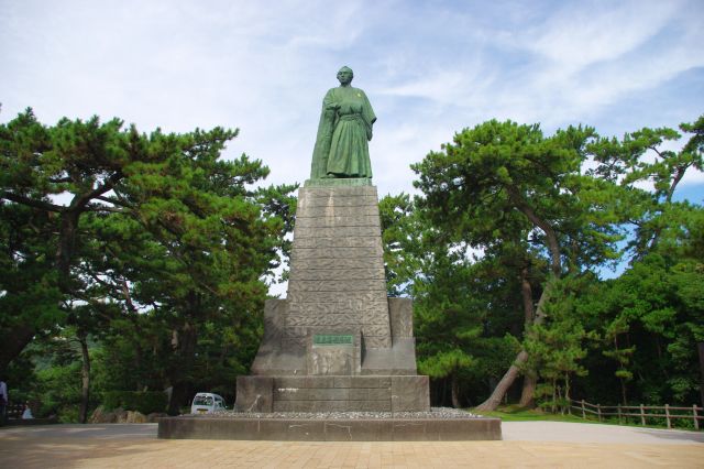 最初は高知の南にある桂浜へ。高台には高さ13mもある有名な坂本竜馬像があり、台風の影響を受けている荒海を見張っていた。