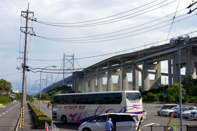 児島方面へと続く瀬戸大橋。時折鉄道が走る音も。