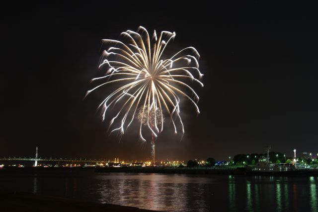 ２０１０年６月２日の横浜開港祭花火大会を撮影しました。みなとみらいの北にある臨港パーク沖で打ち上げられる花火で、近くの「みなとみらい橋」付近から撮りました。