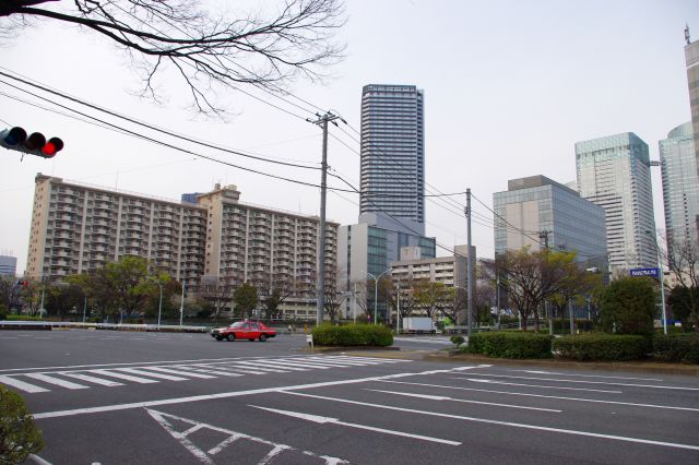 大江戸線「勝どき」駅から晴海通りを進み、客船ターミナルへ歩く。