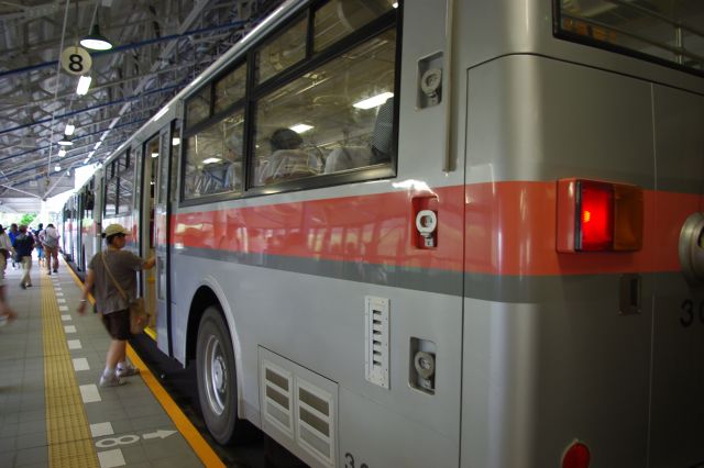 長野県側、扇沢駅から山をトンネルで貫くルートのトロリーバスに乗る。電車みたいに架線から電気を供給して走る珍しいバス。