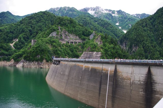 黒部ダムがせき止めている黒部湖。トンネルを出ると最初に見える風景。自然に囲まれた大きな湖で、ダムの堤防の巨大さにも驚く。