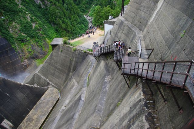 ダムの下の方にある展望台へと降りていく階段。下までかなりの高さがあり急な階段でちょっと恐い。