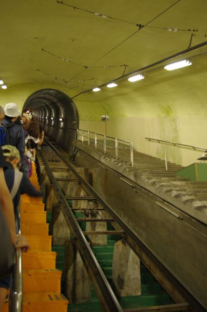 山の中のトンネルに入り、ケーブルカーの駅へ。トンネル内だけを走るケーブルカーというのが珍しい。