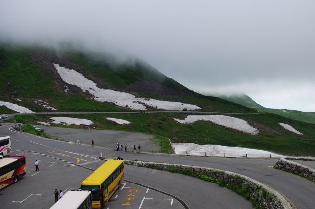 標高2450mの室堂、駐車場があり「雪の大谷」で有名な道路が続いている。