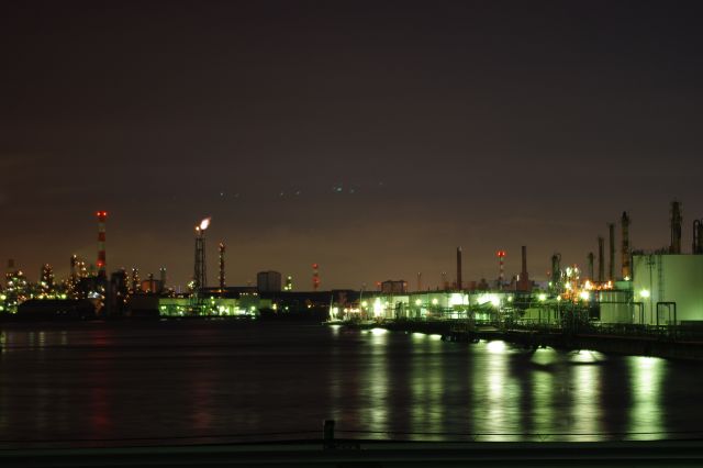 川崎の工場地帯、千鳥町の埠頭への入口の千鳥橋より撮影。煙突ありタンクあり、闇の中の光がきれいな夜景でした。
