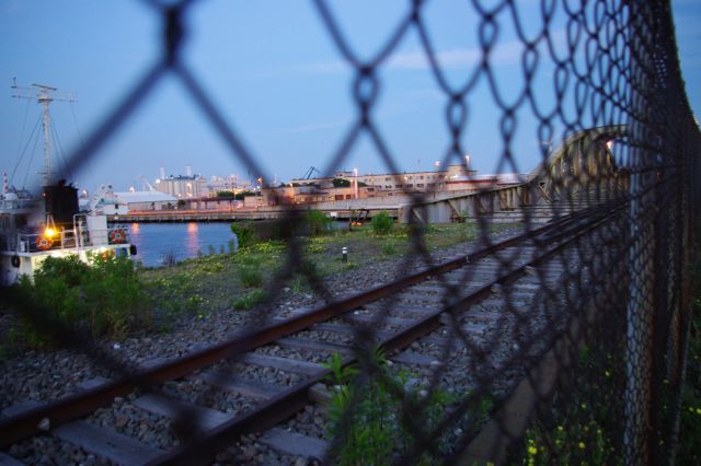 埠頭内のノースドックという米軍施設へと貨物線が伸びている。現在も使われているのだろうか。