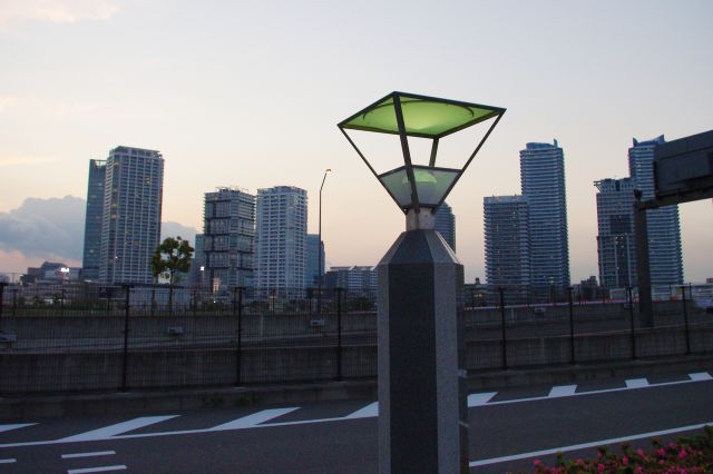 横浜駅の東側にある高層マンション群。